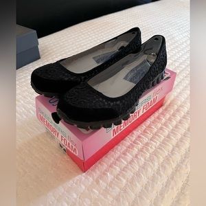 Skechers Flex Memory Foam flats. Perfect. Never worn New in box.